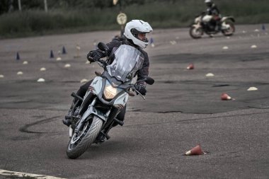 05-09-2020 Riga, Letonya Motosikletli Genç Adam.