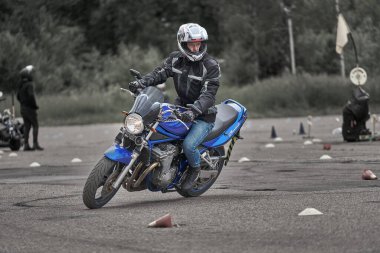 05-09-2020 Riga, Letonya Motosikletli Genç Adam.