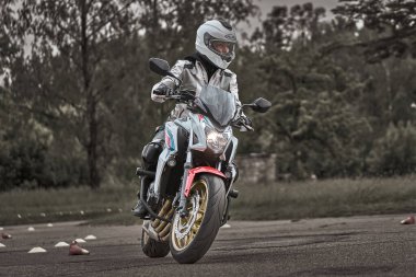 05-09-2020 Riga, Letonya Motosikletli Genç Adam.