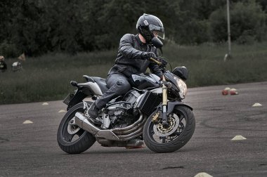 05-09-2020 Riga, Letonya Motosikletli Genç Adam.