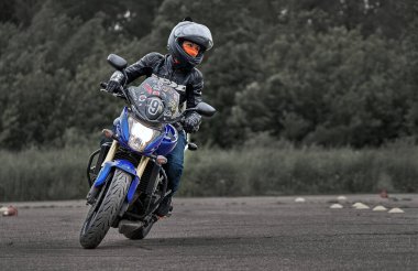 05-09-2020 Riga, Letonya Motosikletli Genç Adam.