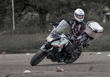 05-09-2020 Riga, Letonya Motosikletli Genç Adam.