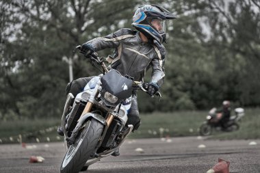 05-09-2020 Riga, Letonya Motosikletli Genç Adam.