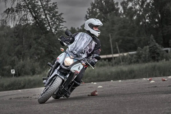 2020 Riga Letland Jongeman Een Motorfiets — Stockfoto