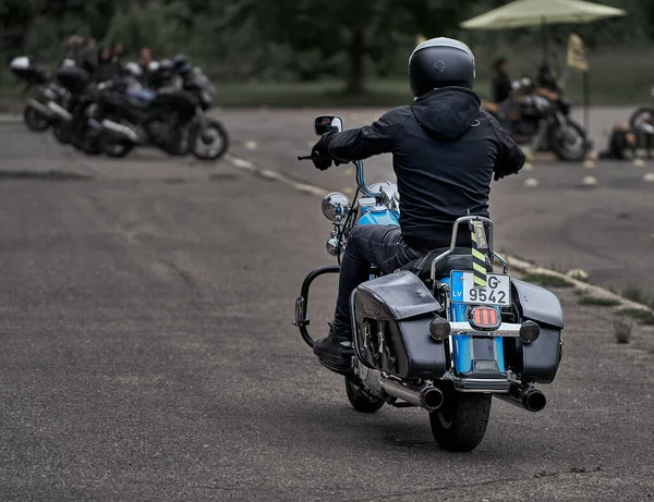 2020 Riga Letonia Joven Montando Una Motocicleta — Foto de Stock