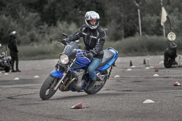 05-09-2020 Riga, Letonya Motosikletli Genç Adam.