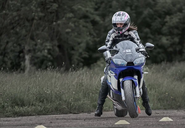拉脱维亚里加 骑摩托车的年轻人 — 图库照片