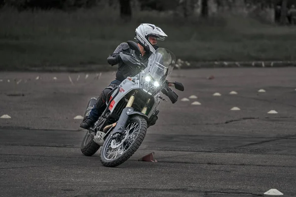 2020ラトビア リガ若い男がオートバイに乗って — ストック写真