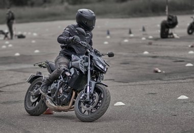 05-09-2020 Riga, Letonya Motosikletli Genç Adam.