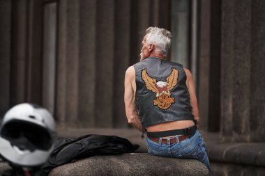 05-06-2020 Riga, Letonya Deri ceketli Olgun Motorcu