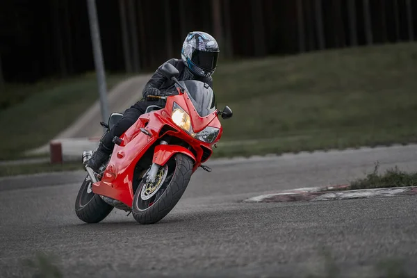 Yakışıklı Motosikletçi Süper Spor Kırmızı Motosikletini Sürüyor — Stok fotoğraf