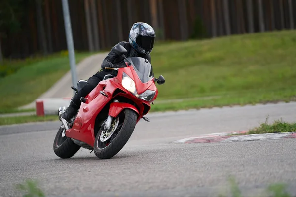 Bonito Motociclista Equitação Seu Super Esporte Motocicleta Vermelha — Fotografia de Stock