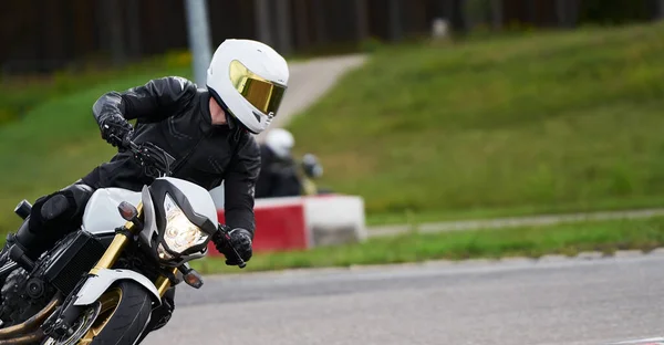 Schöner Motorradfahrer Schwarz Auf Seinem Supersport Motorrad — Stockfoto