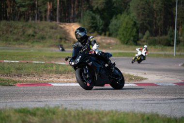 19.09.2020 Riga Letonya Yakışıklı motosikletli süper spor motosiklet sürücüsü