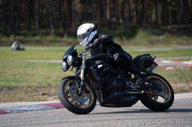 19.09.2020 Riga Letonya Yakışıklı motosikletli süper spor motosiklet sürücüsü