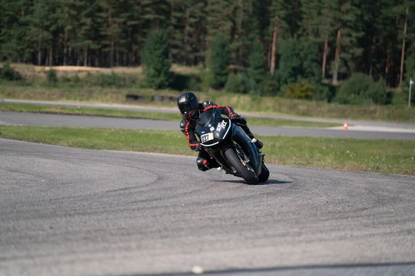 2020 Riga Lettonia Bellissimo Motociclista Nero Sella Alla Sua Moto — Foto Stock