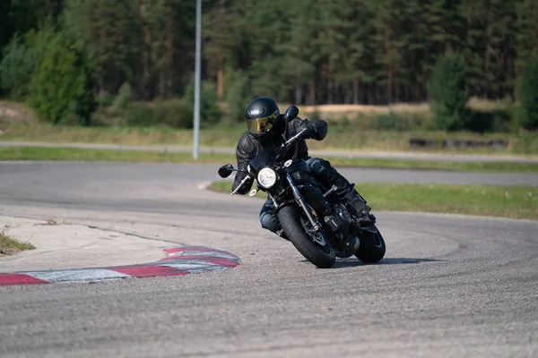 2020リガラトビア黒彼のスーパースポーツバイクに乗ってハンサムなオートバイ — ストック写真