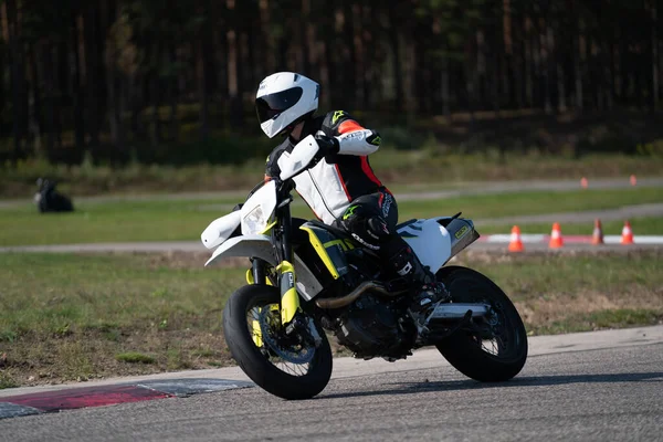 2020 Riga Letonia Guapo Motociclista Negro Montando Motocicleta Súper Deportiva —  Fotos de Stock