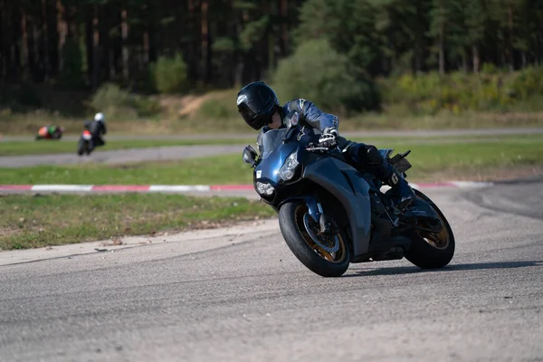 2020 Riga Lettország Jóképű Motoros Fekete Lovaglás Szuper Sport Motorkerékpár — Stock Fotó