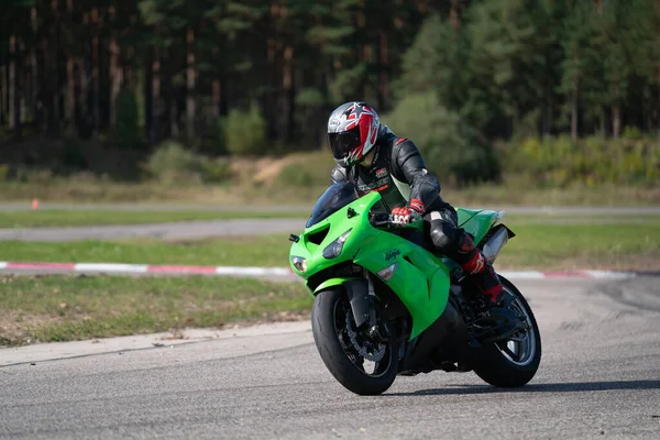 2020 Riga Letonia Guapo Motociclista Negro Montando Motocicleta Súper Deportiva —  Fotos de Stock