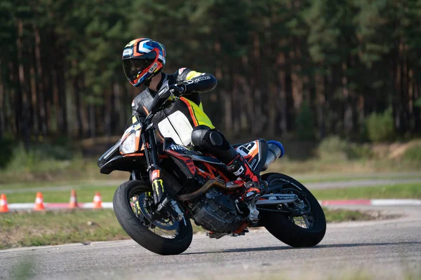 2020 Riga Letónia Motociclista Bonito Preto Equitação Sua Moto Super — Fotografia de Stock