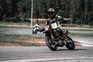 10-05-2020 Ropazi, Letonya motorsikletçisi boş asfalt yolda bisiklet sürüyor. spor bisikleti.