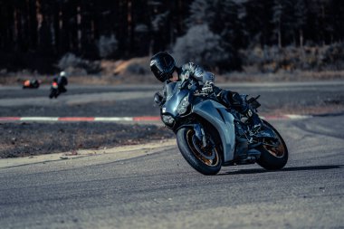 10-05-2020 Ropazi, Letonya motorsikletçisi boş asfalt yolda bisiklet sürüyor. spor bisikleti.