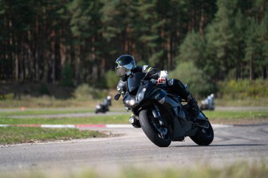 10-05-2020 Ropazi, Letonya motorsikletçisi boş asfalt yolda bisiklet sürüyor. spor bisikleti.