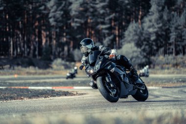 10-05-2020 Ropazi, Letonya motorsikletçisi boş asfalt yolda bisiklet sürüyor. spor bisikleti.