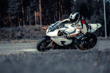 10-05-2020 Ropazi, Letonya motorsikletçisi boş asfalt yolda bisiklet sürüyor. spor bisikleti.