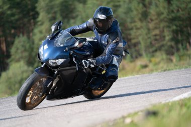 10-05-2020 Ropazi, Letonya motorsikletçisi boş asfalt yolda bisiklet sürüyor. spor bisikleti.