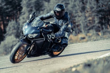 10-05-2020 Ropazi, Letonya motorsikletçisi boş asfalt yolda bisiklet sürüyor. spor bisikleti.