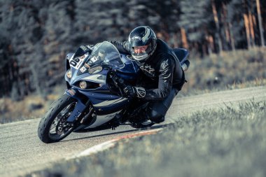 10-05-2020 Ropazi, Letonya motorsikletçisi boş asfalt yolda bisiklet sürüyor. spor bisikleti.