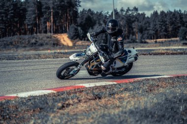 10-05-2020 Ropazi, Letonya motorsikletçisi boş asfalt yolda bisiklet sürüyor. spor bisikleti.