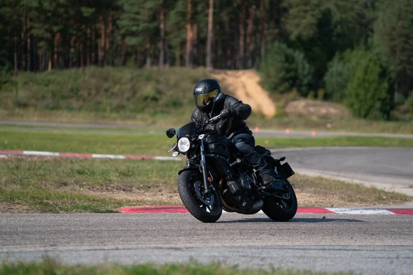 2020 Ropazi Lotyšsko Motocyklista Sportovních Kolech Jezdí Prázdné Asfaltové Silnici — Stock fotografie