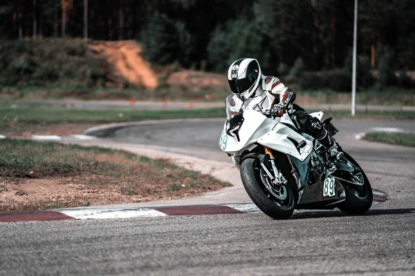 2020 Ropazi Letónia Motociclista Passeios Bicicleta Desportiva Por Estrada Asfalto — Fotografia de Stock