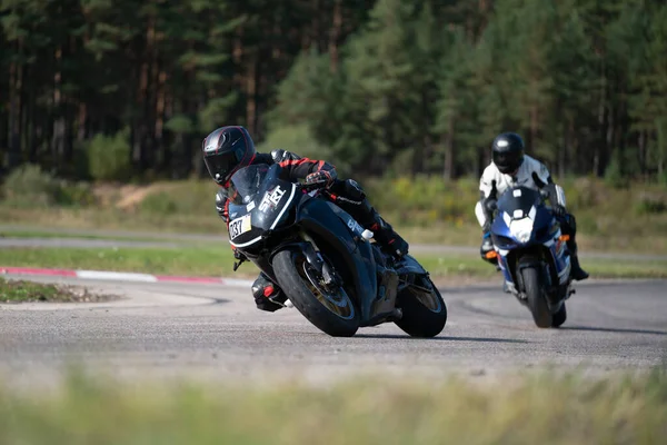 2020ラトビアのローパジは 空のアスファルトの道路でスポーツバイクに乗っている スポーツバイク — ストック写真