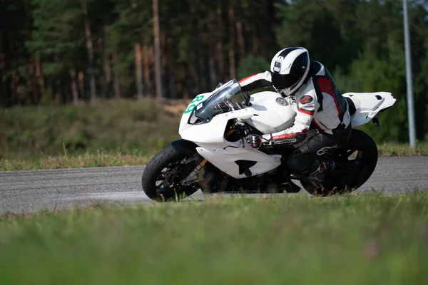 2020 Ropazi Letonia Motociclista Paseos Bicicleta Deportiva Por Carretera Asfalto — Foto de Stock