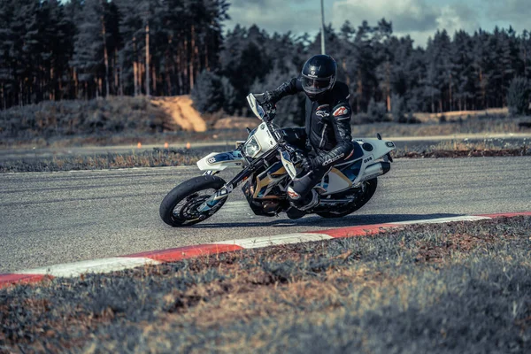 2020 Ропазі Латвійський Мотоцикліст Спортивних Велосипедах Порожній Асфальтовій Дорозі Спортивний — стокове фото