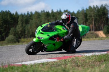 10-05-2020 Ropazi, Letonya motorsikletçisi boş asfalt yolda bisiklet sürüyor. spor bisikleti.