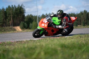 10-05-2020 Ropazi, Letonya motorsikletçisi boş asfalt yolda bisiklet sürüyor. spor bisikleti.