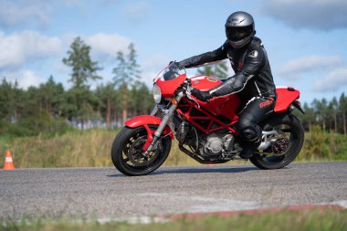 10-05-2020 Ropazi, Letonya motorsikletçisi boş asfalt yolda bisiklet sürüyor. spor bisikleti.