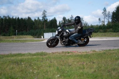 10-05-2020 Ropazi, Letonya motorsikletçisi boş asfalt yolda bisiklet sürüyor. spor bisikleti.