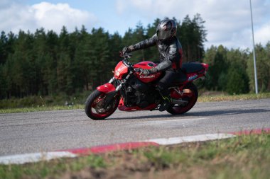 10-05-2020 Ropazi, Letonya motorsikletçisi boş asfalt yolda bisiklet sürüyor. spor bisikleti.