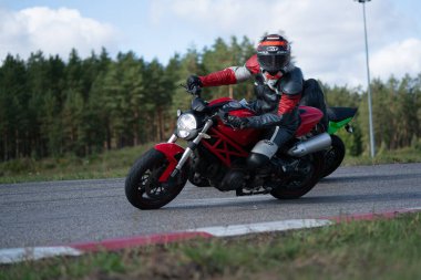 10-05-2020 Ropazi, Letonya motorsikletçisi boş asfalt yolda bisiklet sürüyor. spor bisikleti.