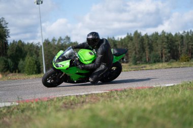 10-05-2020 Ropazi, Letonya motorsikletçisi boş asfalt yolda bisiklet sürüyor. spor bisikleti.