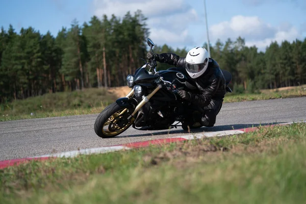 2020ラトビアのローパジは 空のアスファルトの道路でスポーツバイクに乗っている スポーツバイク — ストック写真