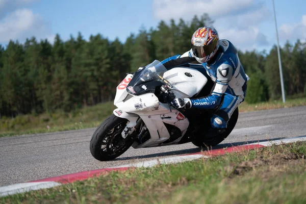 2020 Ropazi Letland Motorrijder Bij Sportieve Fietstochten Lege Asfaltwegen Sportfiets — Stockfoto