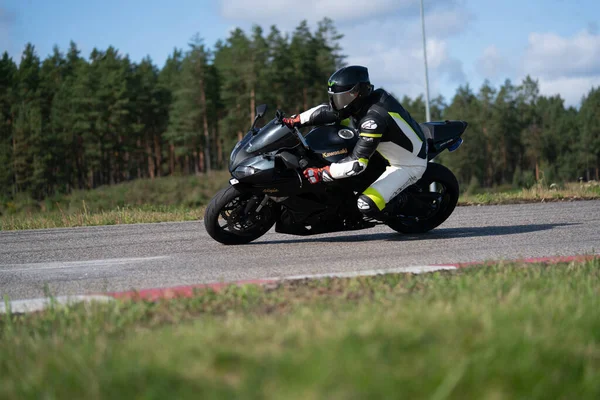 2020 Ropazi Letónia Motociclista Passeios Bicicleta Desportiva Por Estrada Asfalto — Fotografia de Stock