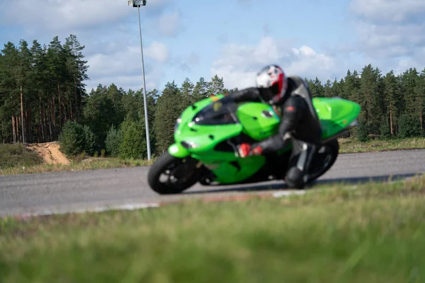 2020ラトビアのローパジは 空のアスファルトの道路でスポーツバイクに乗っている スポーツバイク — ストック写真